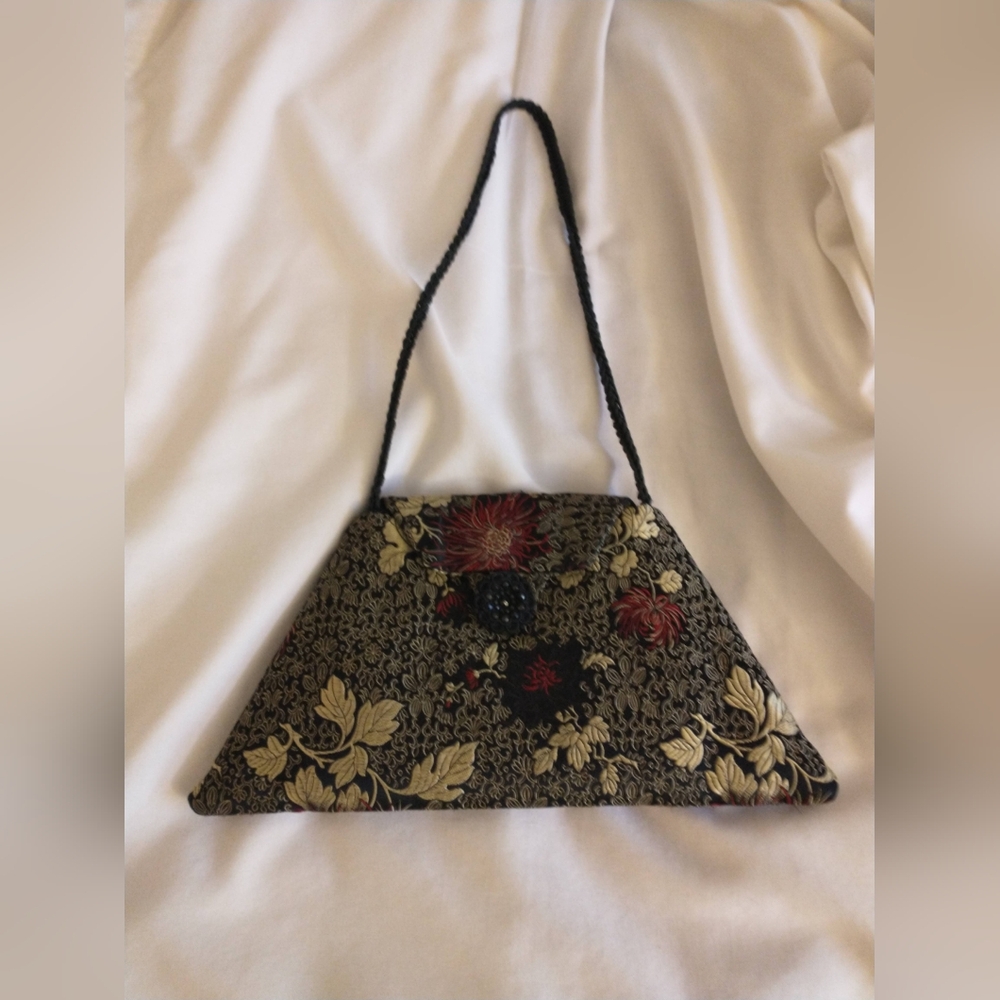 Small embroidered purse, with flowers. Unknown brand.